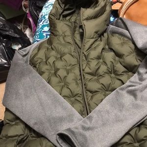 EXLRGE north face 75% down 25%feathers. 100% polyester sleeves